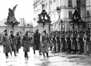 Adolf Hitler auf der Prager Burg am 15. März 1939