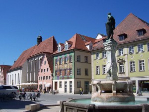 Weißenburg, Kulturzentrum links vom Kaiser-Ludwig-Brunnen