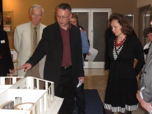 Jan Šicha erläutert in Brünn das Außiger Ausstellungsmodell; rechts Museumsdirektorin Blanka Mouralová 