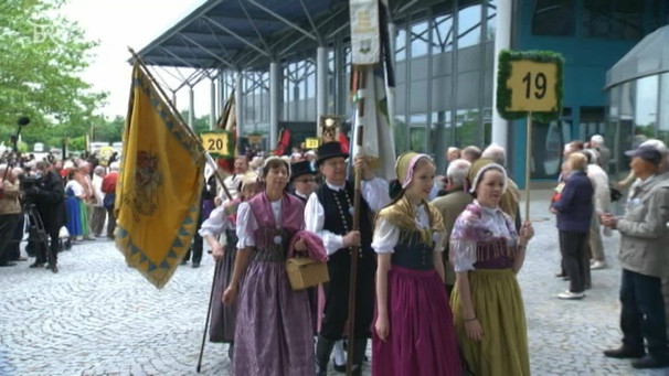 Sudetendeutsche in Tracht vor der Augsburger Schwabenhalle (Foto: Bayerischer Rundfunk)