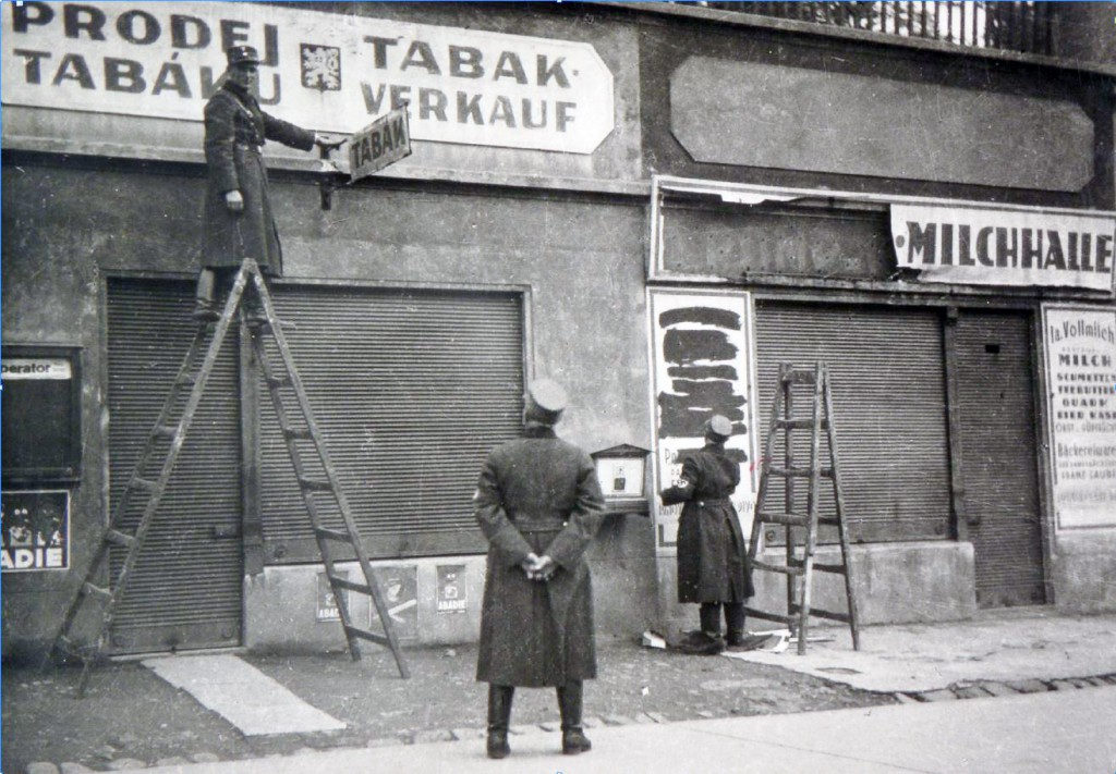 Beseitigung tschechischer Geschäftsnamen in Teplitz-Schönau 1938 (Foto: Regionalmuseum Teplice)