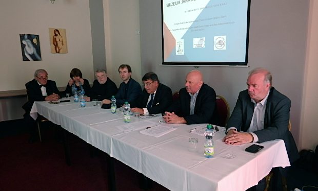 Podium (v. r. n. l. Jörg Schilling, Petr Šimáček, Otokar Löbl, Josef Žid, Andreas Kalckhoff, Dolmetscherin, Gerhard Gerstenhöfer
